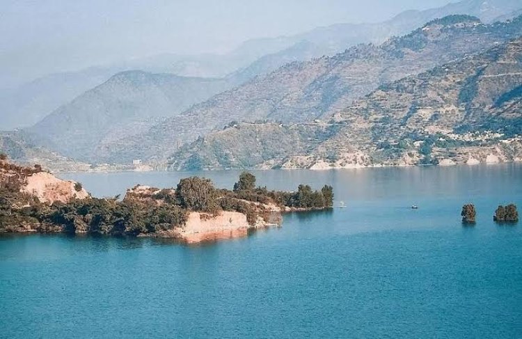 टिहरी झील में फ्लोटिंग हट्स बने खतरा, संचालन पर लगी रोक