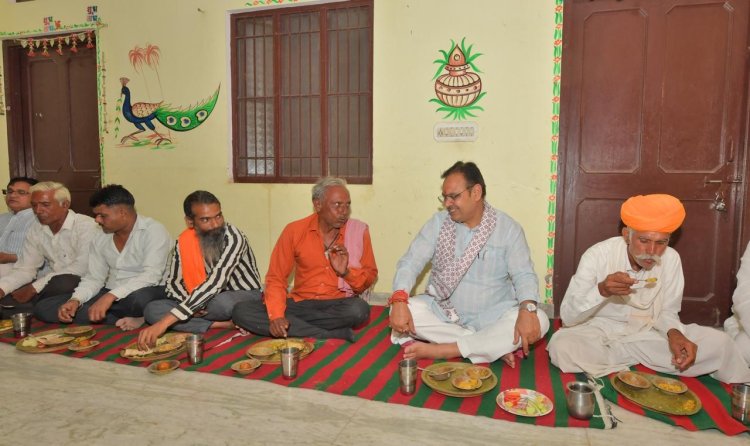 CM भजनलाल शर्मा की सादगी, मजदूर के घर खाया खाना