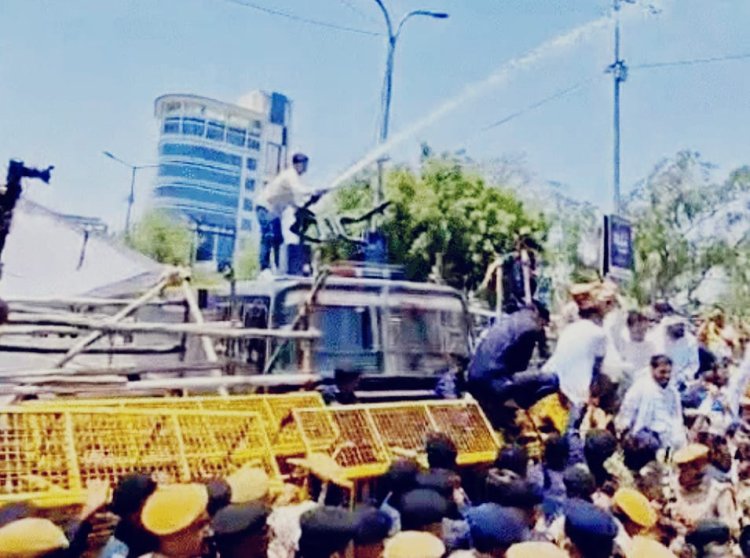 जयपुर में NEET पेपर लीक पर कांग्रेस का प्रदर्शन, पुलिस से धक्का-मुक्की