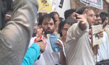 दिल्ली में 'कॉकरोच जनता पार्टी' का बड़ा शक्ति प्रदर्शन, जंतर-मंतर पर जुटे समर्थक...धर्मेंद्र प्रधान के इस्तीफे की मांग तेज