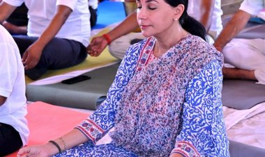 बारिश में भीगते रहे बच्चे, अल्बर्ट हॉल के अंदर योग करती रहीं उपमुख्यमंत्री!