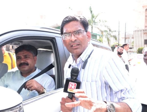 टीकाराम जूली का सरकार पर निशाना, गिरल में धरने पर मौत के बाद गरमाई राजनीति