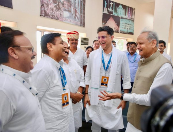 साथ दिखे राहुल गांधी, अशोक गहलोत और सचिन पायलट, मुस्कुराहट के पीछे सियासी संकेत