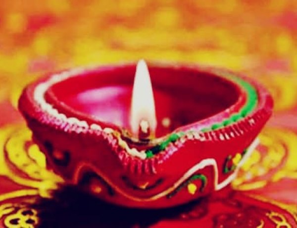 पूजा में घी, तिल या सरसों का दीपक? जानिए किस दीपक से मिलता है कौन-सा फल
