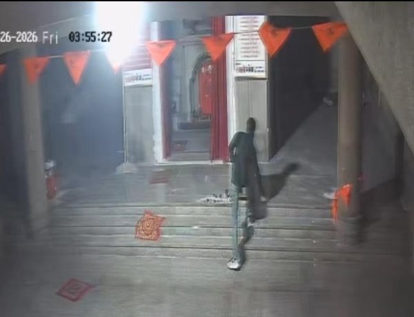 जयपुर: चौमूं के हनुमान मंदिर में चोरी, दानपात्र लेकर फरार हुए चोर; CCTV में कैद हुई वारदात- देखें वीडियो