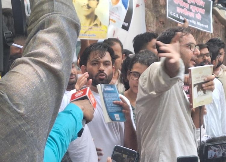 दिल्ली में 'कॉकरोच जनता पार्टी' का बड़ा शक्ति प्रदर्शन, जंतर-मंतर पर जुटे समर्थक...धर्मेंद्र प्रधान के इस्तीफे की मांग तेज
