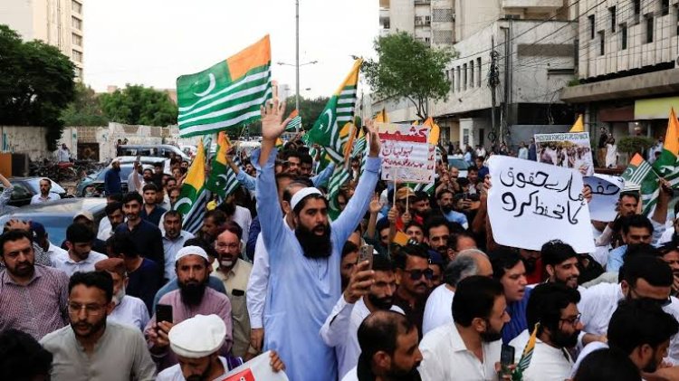 PoK में बवाल: ‘हक की आवाज’ दबाने के लिए चली गोलियां!  30+ मौतों का दावा, सैकड़ों घायल