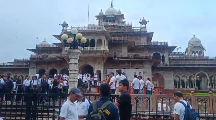 बारिश ने बिगाड़ी योग दिवस की तैयारी, अल्बर्ट हॉल में पानी निकालते दिखे कर्मचारी