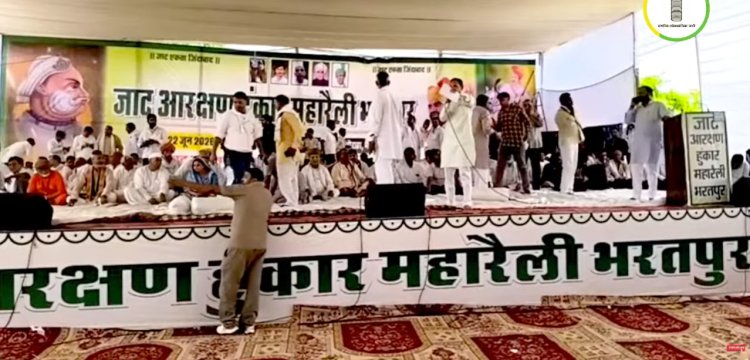 हनुमान बेनीवाल की जनसभा में जेबकतरों का आतंक, पुलिस ने पकड़ा, कार्यकर्ताओं ने की धुनाई