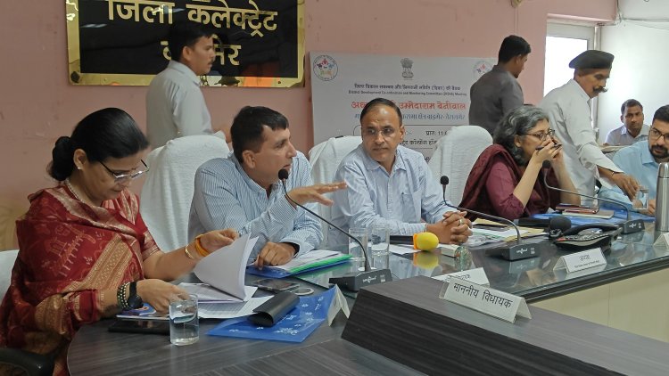 बाड़मेर: दिशा समिति की बैठक में विकास कार्यों पर मंथन, जनप्रतिनिधियों ने अधिकारियों को जवाबदेही का दिया संदेश