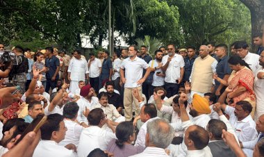 राहुल गांधी पहली बार पीएम आवास के बाहर धरने पर बैठे, प्रियंका-खड़गे समेत कई कांग्रेस नेता हिरासत में
