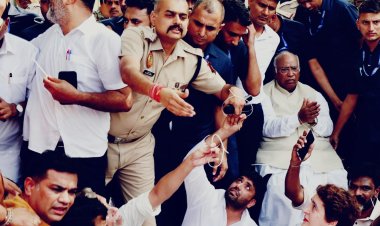 PM आवास के बाहर कांग्रेस का हंगामा, राहुल गांधी और अखिलेश यादव हिरासत में; कई विपक्षी नेताओं पर पुलिस की कार्रवाई