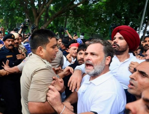 PM आवास के बाहर कांग्रेस का हंगामा, राहुल गांधी और अखिलेश यादव हिरासत में; कई विपक्षी नेताओं पर पुलिस की कार्रवाई