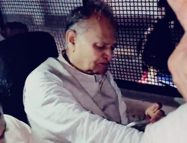 जयपुर में कांग्रेस का विधानसभा घेराव, अशोक गहलोत और गोविंद सिंह डोटासरा हिरासत में