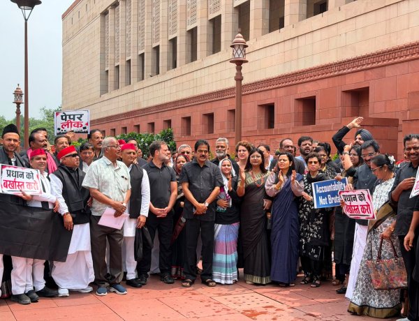 Parliament Protest: काले कपड़ों में संसद पहुंचे राहुल गांधी, प्रियंका और अखिलेश यादव, छात्रों पर लाठीचार्ज को लेकर विपक्ष का हंगामा