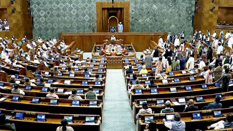 Public Examination Amendment Bill: लोकसभा में पेपर लीक संशोधन बिल पेश, विपक्ष का हंगामा; धर्मेंद्र प्रधान का NDA सांसदों ने किया स्वागत