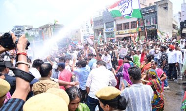 जयपुर में कांग्रेस का शक्ति प्रदर्शन, बैरिकेडिंग पर भिड़े कार्यकर्ता; वाटर कैनन चला तो महिला हुई बेहोश