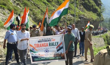 LoC के करीब तिरंगे का भव्य प्रदर्शन, कुपवाड़ा के टीतवाल में 1200 मीटर लंबे राष्ट्रीय ध्वज के साथ निकली रैली