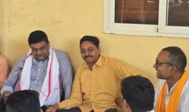 Alwar News: सफाई कर्मचारियों की नियुक्ति को लेकर नगर निगम में हंगामा, धरने पर बैठे मंत्री संजय शर्मा; अफसरों पर बरसे