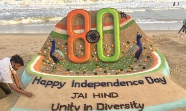 Independence Day 2026: पुरी में सुदर्शन पटनायक ने रेत पर उकेरी देशभक्ति की अद्भुत कलाकृति
