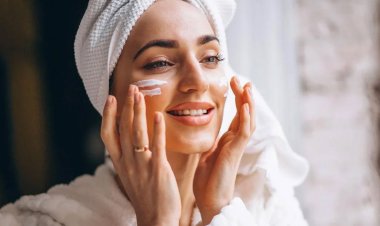 उमस और पसीने में चिपचिपी त्वचा से परेशान? अपनाएं ये आसान स्किन केयर टिप्स