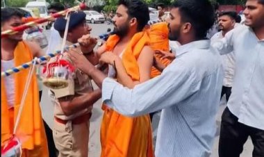 छात्रसंघ चुनाव के लिए कांवड़ लेकर निकले छात्र, पुलिस से धक्का-मुक्की, सड़क पर गिरा जल, 5 छात्रों ने मंदिर पहुंचकर किया जलाभिषेक