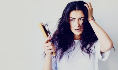 बाल झड़ने से परेशान? प्याज के रस से लेकर मेथी तक, जानें कौन से घरेलू उपाय आजमा सकते हैं