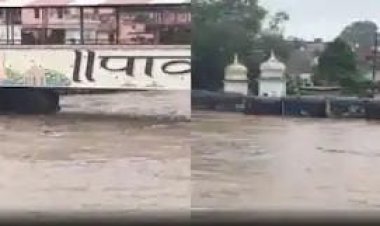 चित्रकूट में मंदाकिनी का रौद्र रूप, 30 फीट उफान में बहा 300 फीट लंबा पुल; 400 दुकानें डूबीं, सड़क पर चलीं नावें