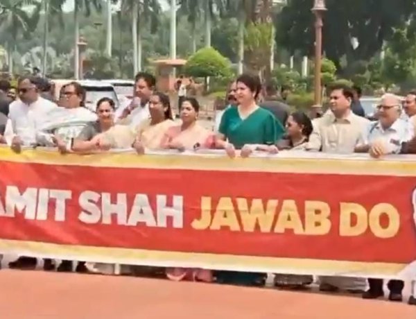 संसद के बाहर पोस्टर, अंदर हंगामा: ‘अमित शाह जवाब दो’ के नारे; लोकसभा-राज्यसभा की कार्यवाही स्थगित