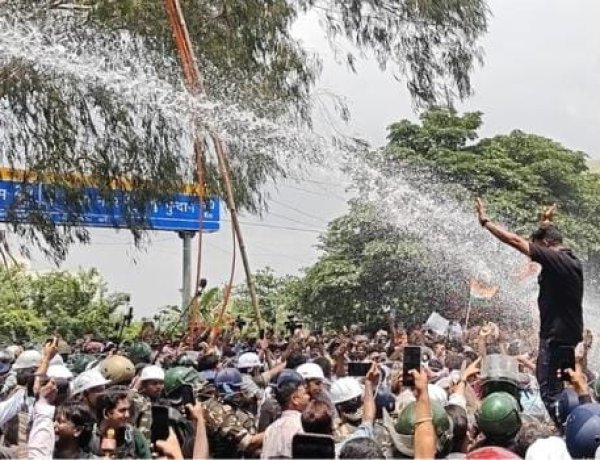 वाटर कैनन चली तो नाचने लगे छात्र! रांची में उग्र हुआ आंदोलन, कंटीले तार और 6 लेयर सुरक्षा तोड़ विधानसभा की ओर बढ़े
