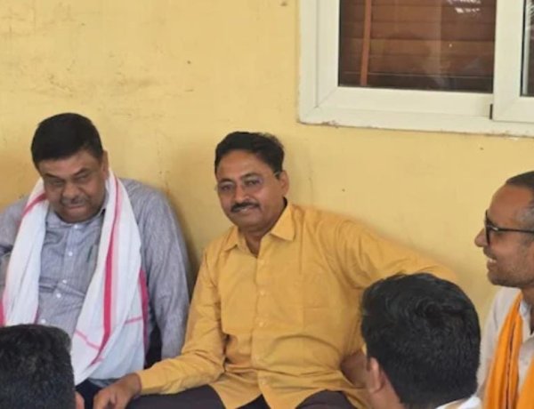 Alwar News: सफाई कर्मचारियों की नियुक्ति को लेकर नगर निगम में हंगामा, धरने पर बैठे मंत्री संजय शर्मा; अफसरों पर बरसे
