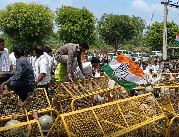 डीडवाना में किसानों का फूटा गुस्सा: बैरिकेड्स तोड़ कलेक्टर ऑफिस पहुंची भीड़, ₹82.55 लाख भुगतान की मांग