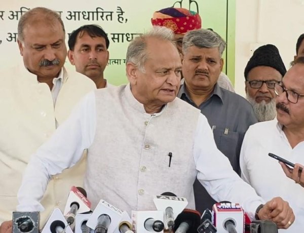 राजस्थान स्कूलों में वीडियोग्राफी पर पाबंदी को लेकर गहलोत का हमला, पूछा- क्या सभी मंत्रियों की सहमति से जारी हुआ आदेश?