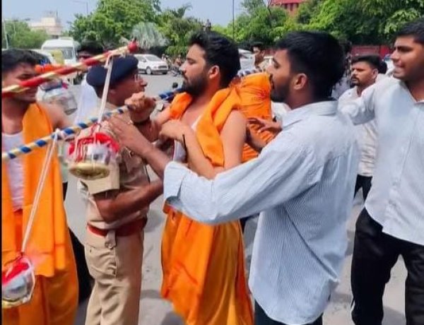 छात्रसंघ चुनाव के लिए कांवड़ लेकर निकले छात्र, पुलिस से धक्का-मुक्की, सड़क पर गिरा जल, 5 छात्रों ने मंदिर पहुंचकर किया जलाभिषेक