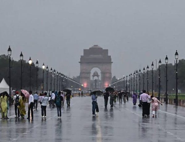 दिल्ली-NCR पर फिर बारिश का अटैक! Yellow Alert के बीच तेज हवाएं, जलभराव से थमी रफ्तार