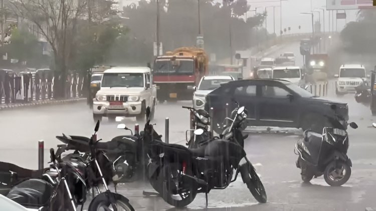 ढाई घंटे की बारिश में ‘दरिया’ बना बाड़मेर, घर-दुकानों में घुसा पानी; बीकानेर में भी हालात बेहाल
