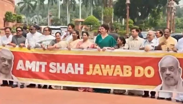 संसद के बाहर पोस्टर, अंदर हंगामा: ‘अमित शाह जवाब दो’ के नारे; लोकसभा-राज्यसभा की कार्यवाही स्थगित
