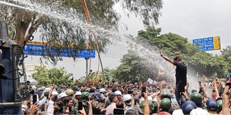 वाटर कैनन चली तो नाचने लगे छात्र! रांची में उग्र हुआ आंदोलन, कंटीले तार और 6 लेयर सुरक्षा तोड़ विधानसभा की ओर बढ़े
