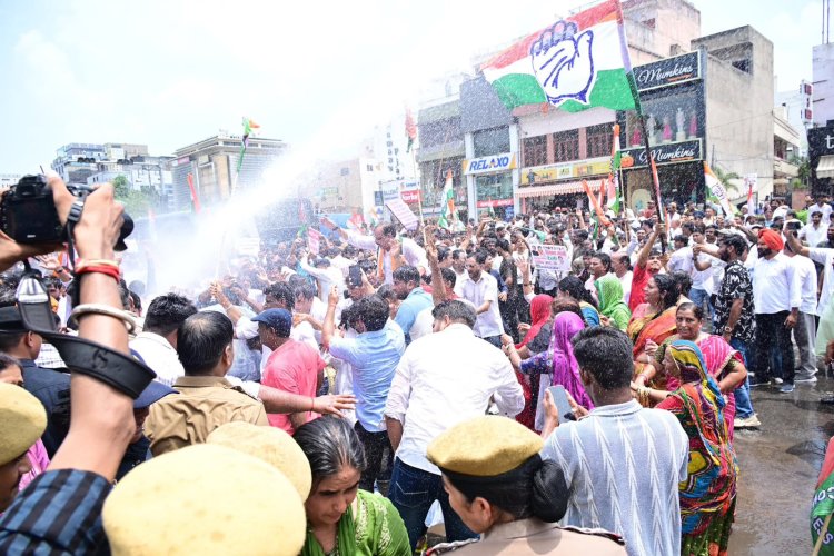 जयपुर में कांग्रेस का शक्ति प्रदर्शन, बैरिकेडिंग पर भिड़े कार्यकर्ता; वाटर कैनन चला तो महिला हुई बेहोश
