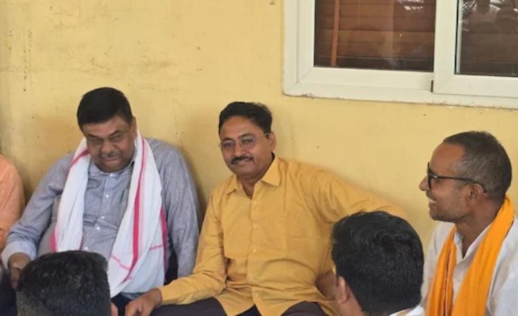 Alwar News: सफाई कर्मचारियों की नियुक्ति को लेकर नगर निगम में हंगामा, धरने पर बैठे मंत्री संजय शर्मा; अफसरों पर बरसे