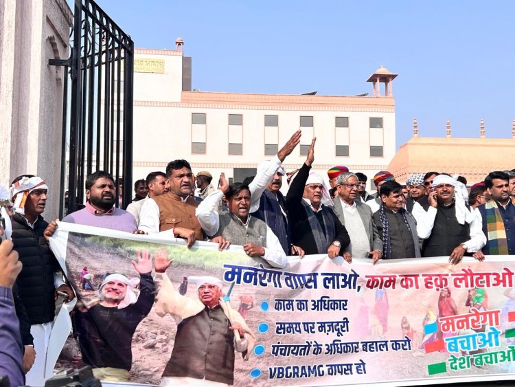 पोद्दार स्कूल से विधानसभा तक कांग्रेस का मार्च, जूली बोले - कमियां सुधारने के बजाय उन्हें दिखाने पर रोक