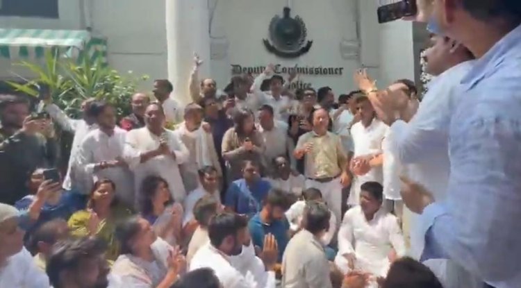 दिल्ली में DCP ऑफिस के बाहर राहुल गांधी का धरना, गिरिराज सिंह ने बताया ‘नौटंकी’