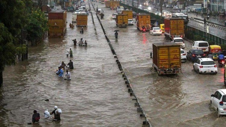 दिल्ली-NCR में सुबह-सुबह बारिश ने बदला मौसम, जम्मू-कश्मीर में भी बरसे बादल