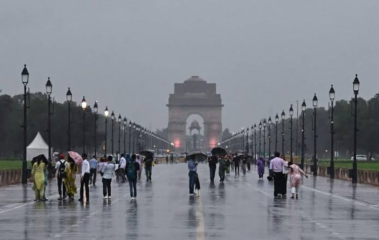 दिल्ली-NCR पर फिर बारिश का अटैक! Yellow Alert के बीच तेज हवाएं, जलभराव से थमी रफ्तार