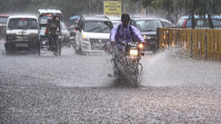 दिल्ली-NCR में बारिश का कहर, गुरुग्राम में वर्क फ्रॉम होम; यूपी-MP समेत 15 राज्यों में भारी बारिश का अलर्ट