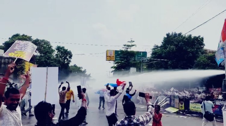 पटना में छात्रों का हंगामा: बैरिकेडिंग तोड़कर आगे बढ़े प्रदर्शनकारी, पुलिस ने वाटर कैनन चलाया