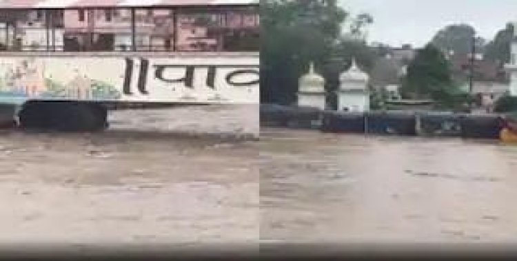 चित्रकूट में मंदाकिनी का रौद्र रूप, 30 फीट उफान में बहा 300 फीट लंबा पुल; 400 दुकानें डूबीं, सड़क पर चलीं नावें