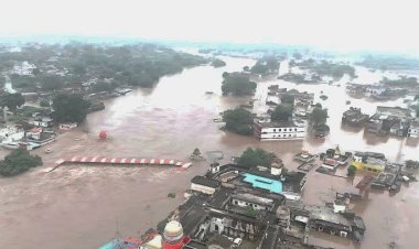 चित्रकूट में फिर बाढ़ का खतरा! मंदाकिनी ने पार किया खतरे का निशान, रामघाट की दुकानों में घुसा पानी