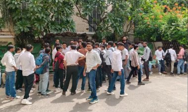 Jaipur News: नौकरी के पहले दिन ही 50 से ज्यादा चतुर्थ श्रेणी कर्मचारी धरने पर बैठे, वार्ड बॉय की ड्यूटी से किया इनकार
