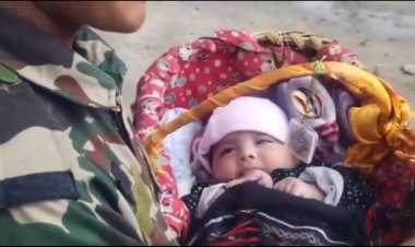 नेपाल में बाढ़ के बीच मिला नवजात, जवानों ने गोद में उठाकर बचाई जान; VIDEO देख भावुक हुए लोग